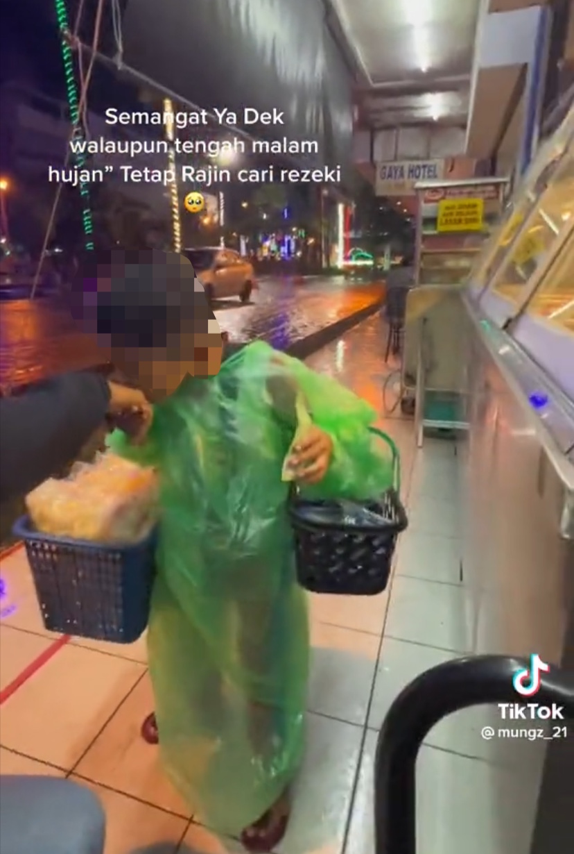 Netizens touched to see young sabah boy smiling while selling keropok in the rain