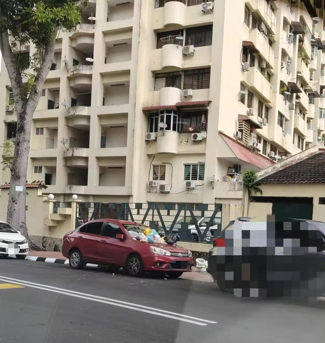 Saga decorated with rubbish (1)