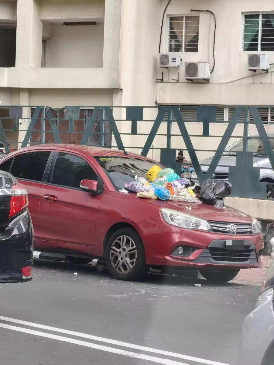 Saga decorated with rubbish