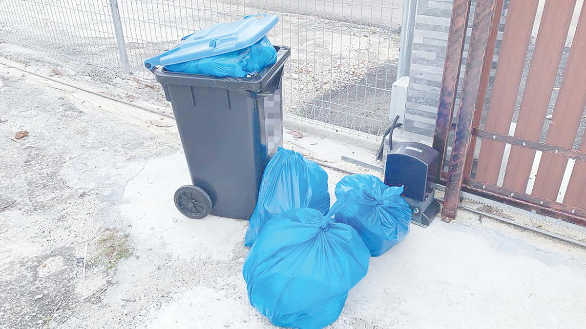 Garbage at pekan nanas, johor left uncollected issue