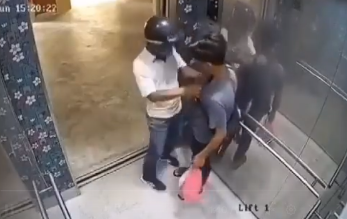 Robber grabs teenager
