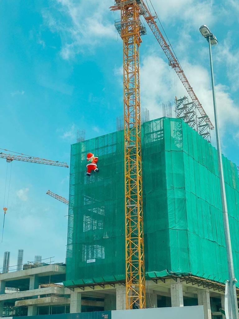 M’sians amused to find giant santa scaling random buildings around the country | weirdkaya
