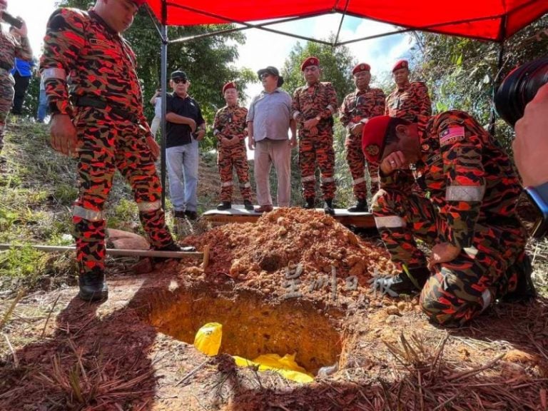 Sarawak rescue team burying cliff 2