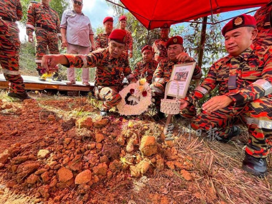 Sarawak rescue team burying cliff