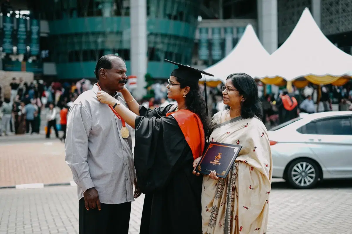 Saundarya putting medal on her dad's neck