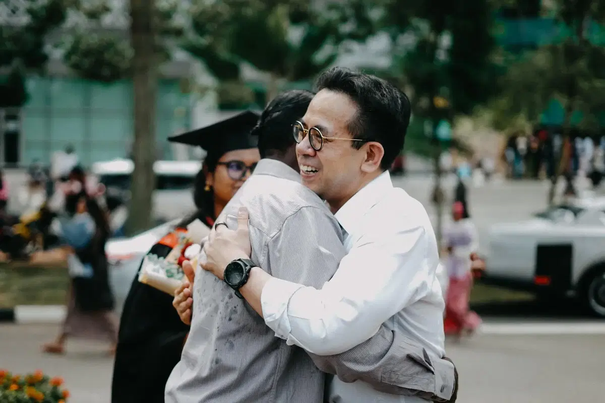 Saundarya's dad hugging Steven Sim