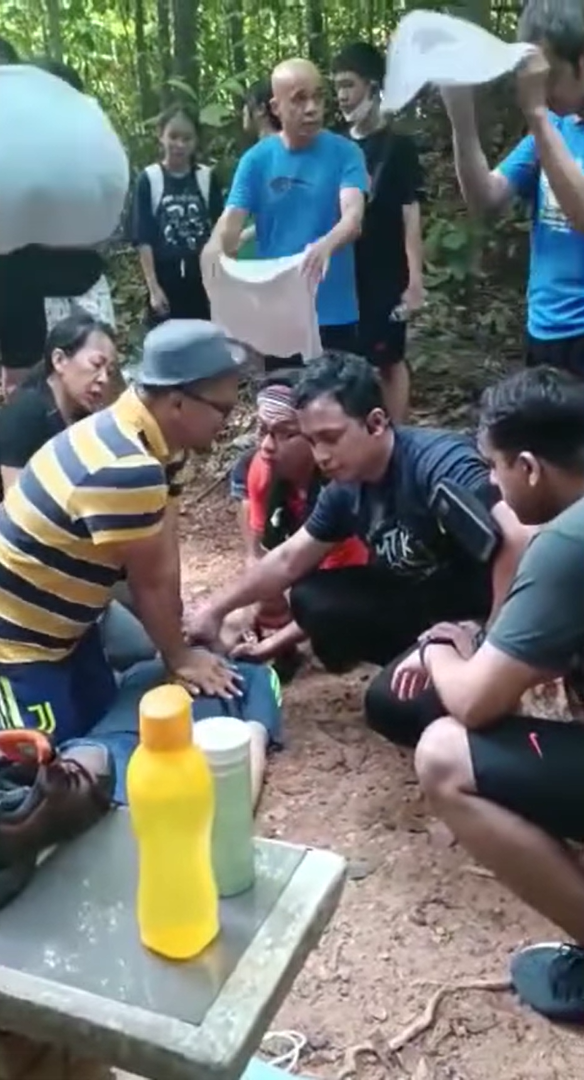 50yo m'sian man collapses and dies while hiking with his wife at kluang