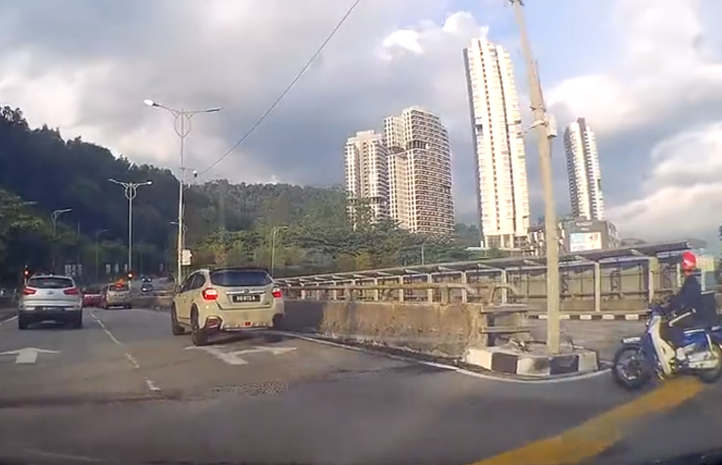 M'sian food delivery rider shows middle finger to driver who honked at him for running a red light