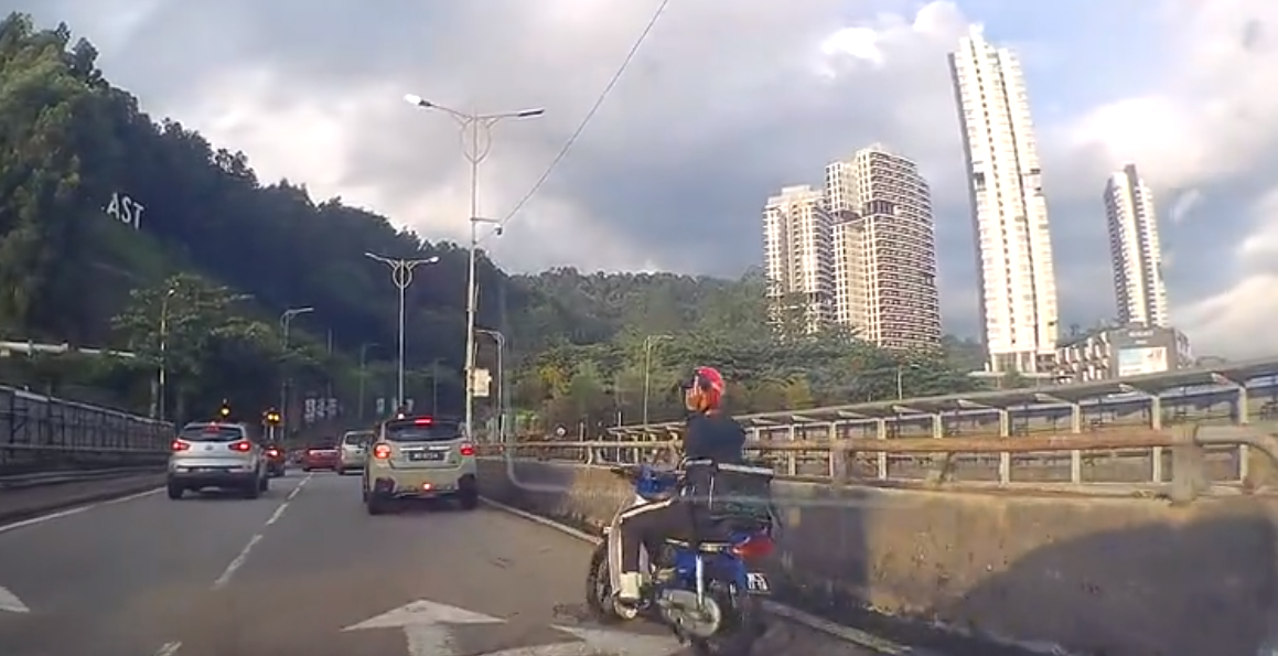 M'sian food delivery rider shows middle finger to driver who honked at him for running a red light