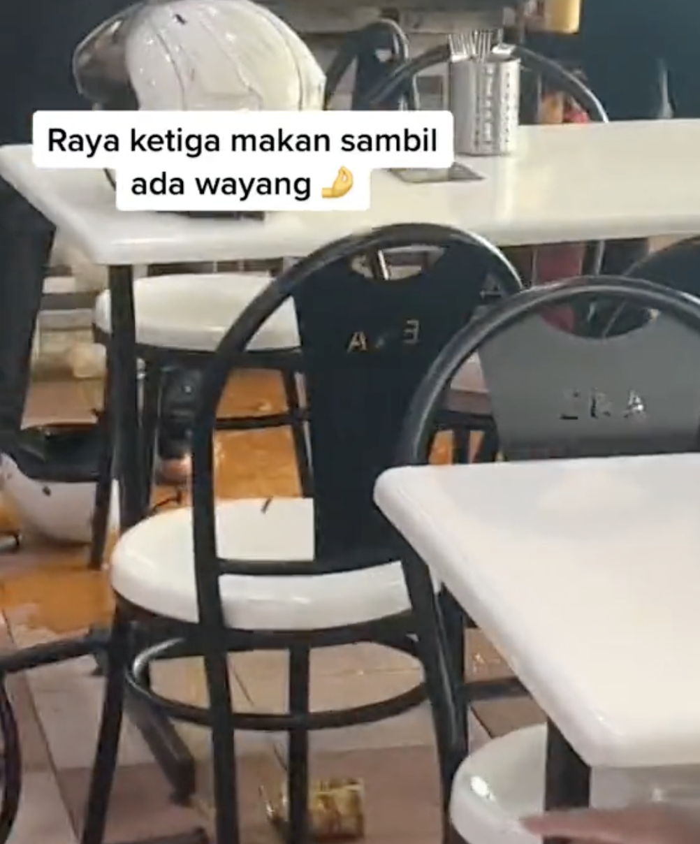 M'sian woman slams helmet & overturns curry container at pj mamak over delayed delivery order | weirdkaya