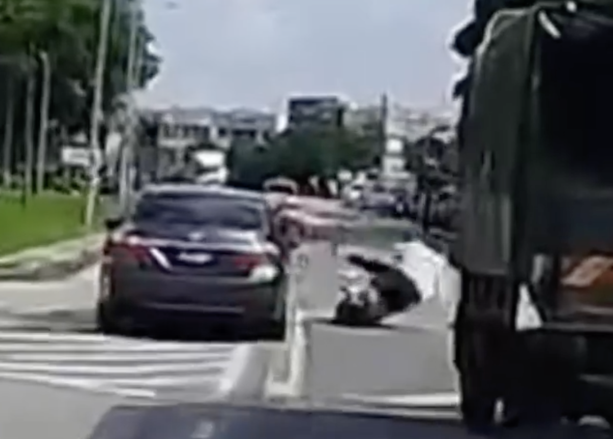 Penang motorcyclist nearly crushed by lorry after kicking a car which almost hit him | weirdkaya