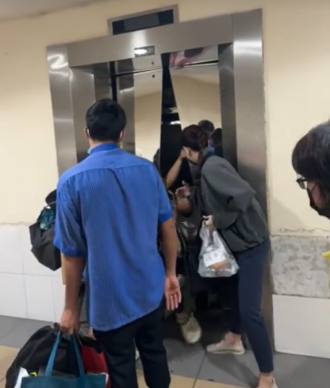 Lift at jb hotel gets stuck and free falls from 4th floor, trapped guests pry door apart to escape