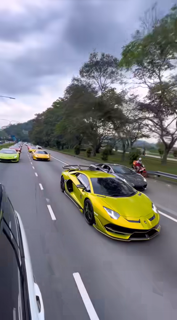 10 sports cars hog m'sian highway for event promo, netizens bash organiser for being inconsiderate