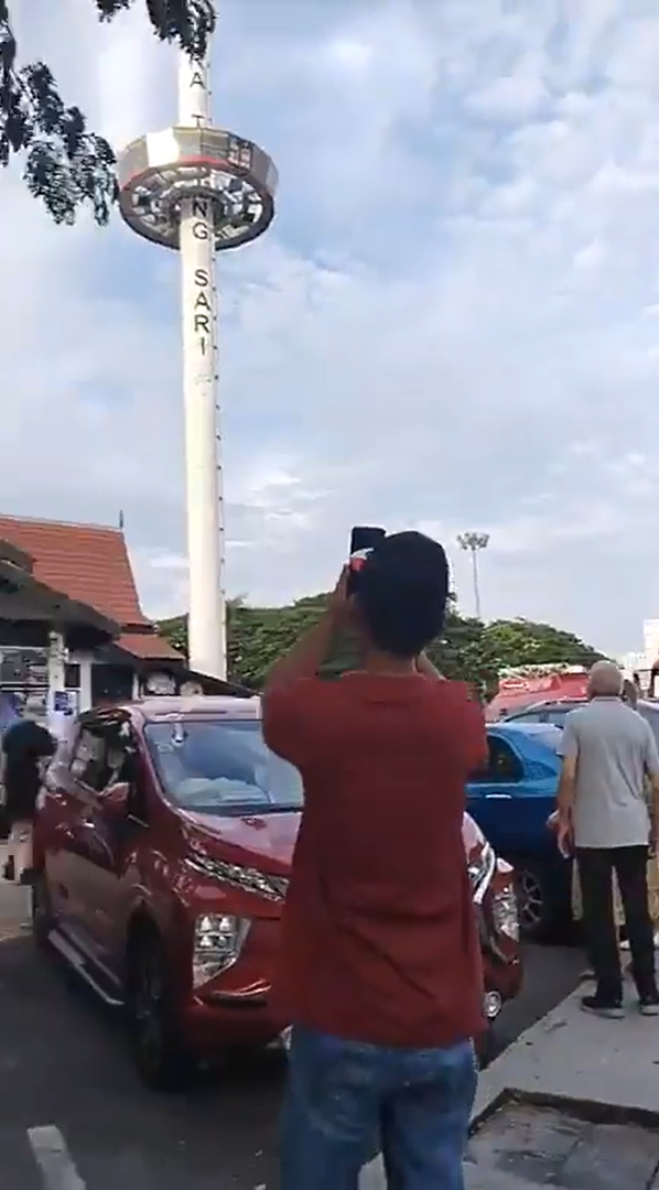 People capturing or recording the stuck 60m midair at revolving tower, melaka incident