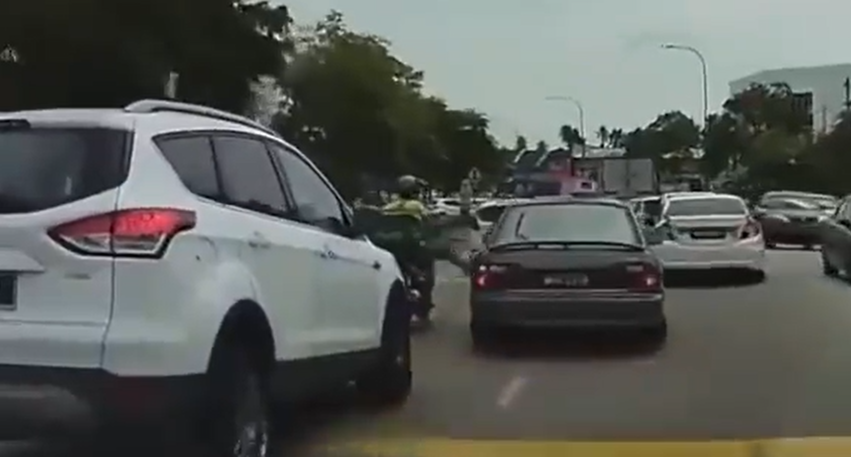 M'sian grab rider angrily kicks car which cut into his lane without warning