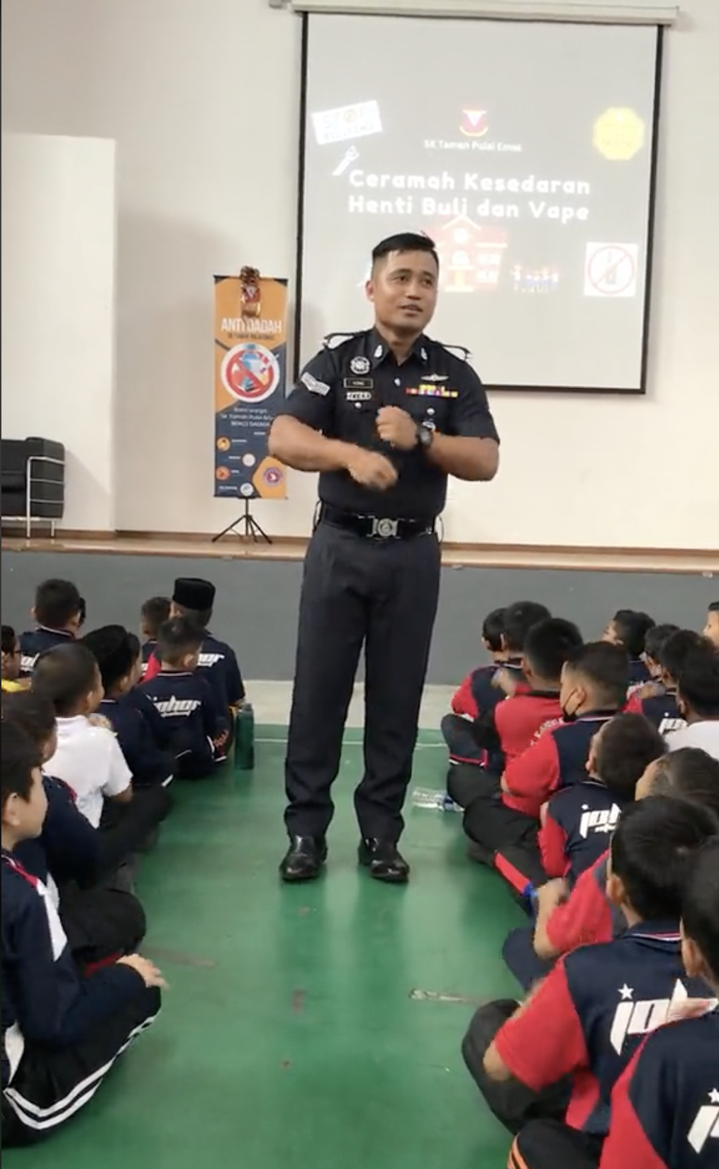 M'sian policeman warms netizens' heart by dancing away with the kids during crime awareness talk | weirdkaya