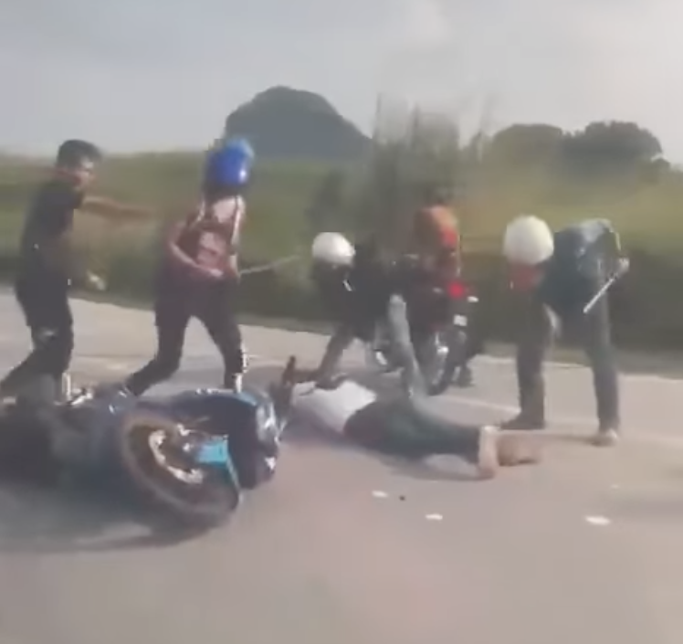 5 m'sian men fight with rotans in the middle of the road at ipoh, now wanted by police | weirdkaya
