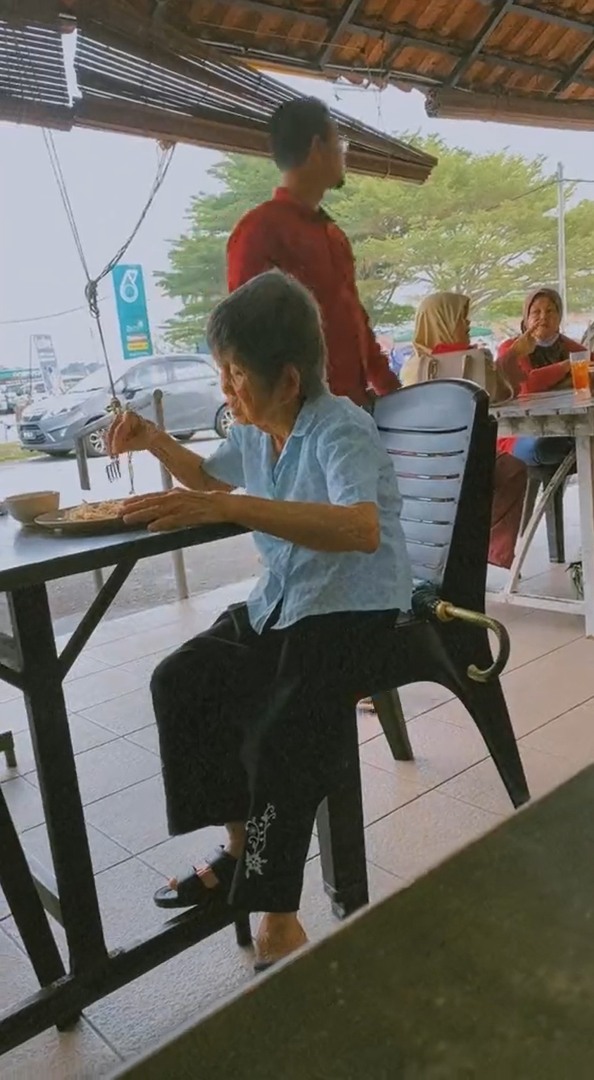 M'sian woman treats old aunty to a meal despite having only rm60 with her