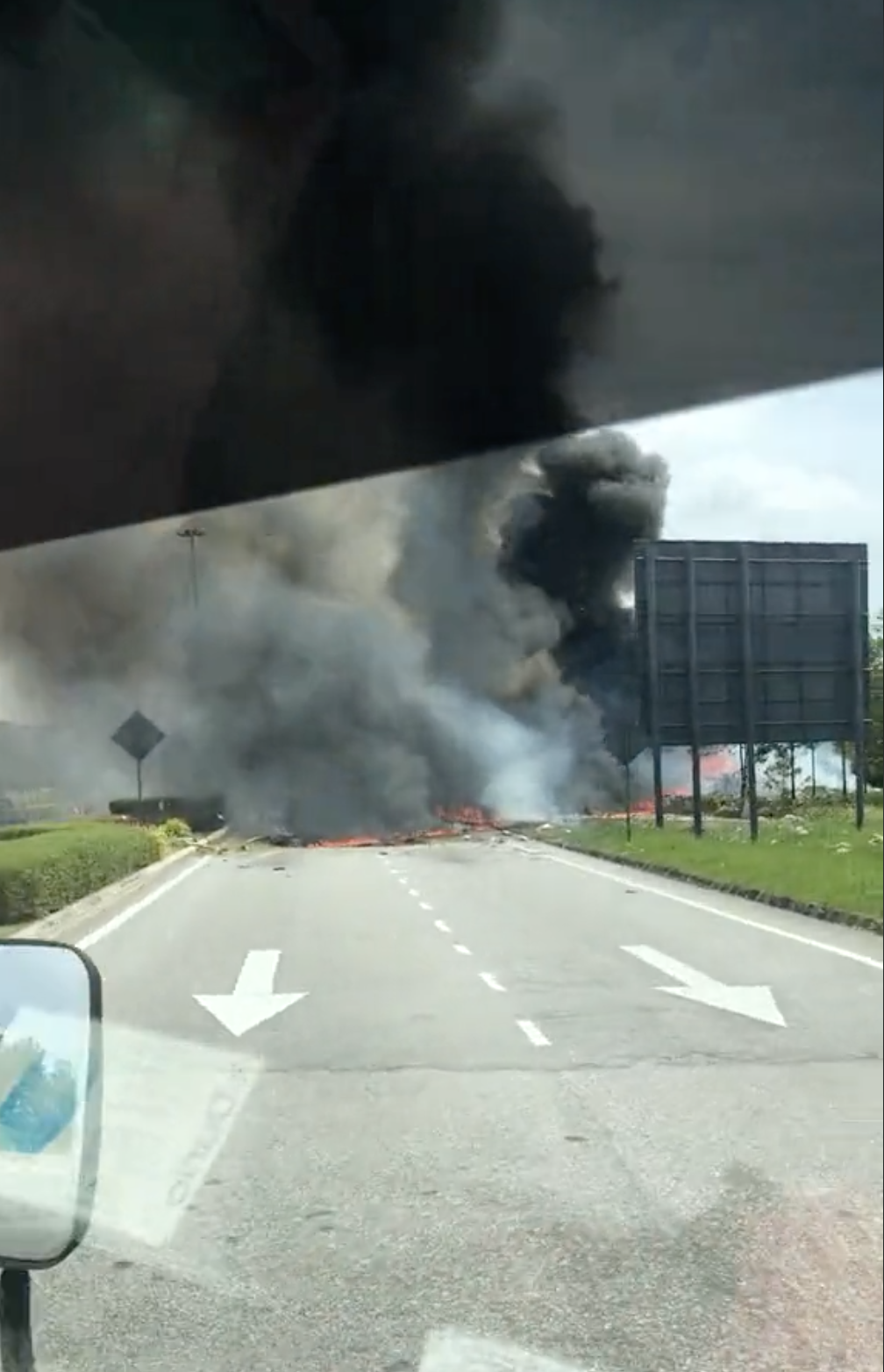 'i tried my best' — m'sian lorry driver says he's filled with guilt for not being able to save delivery rider killed in elmina plane crash | weirdkaya