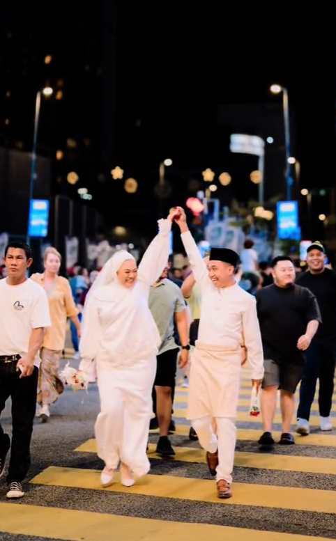 Newlyweds posing at bukit bintang zebra crossing