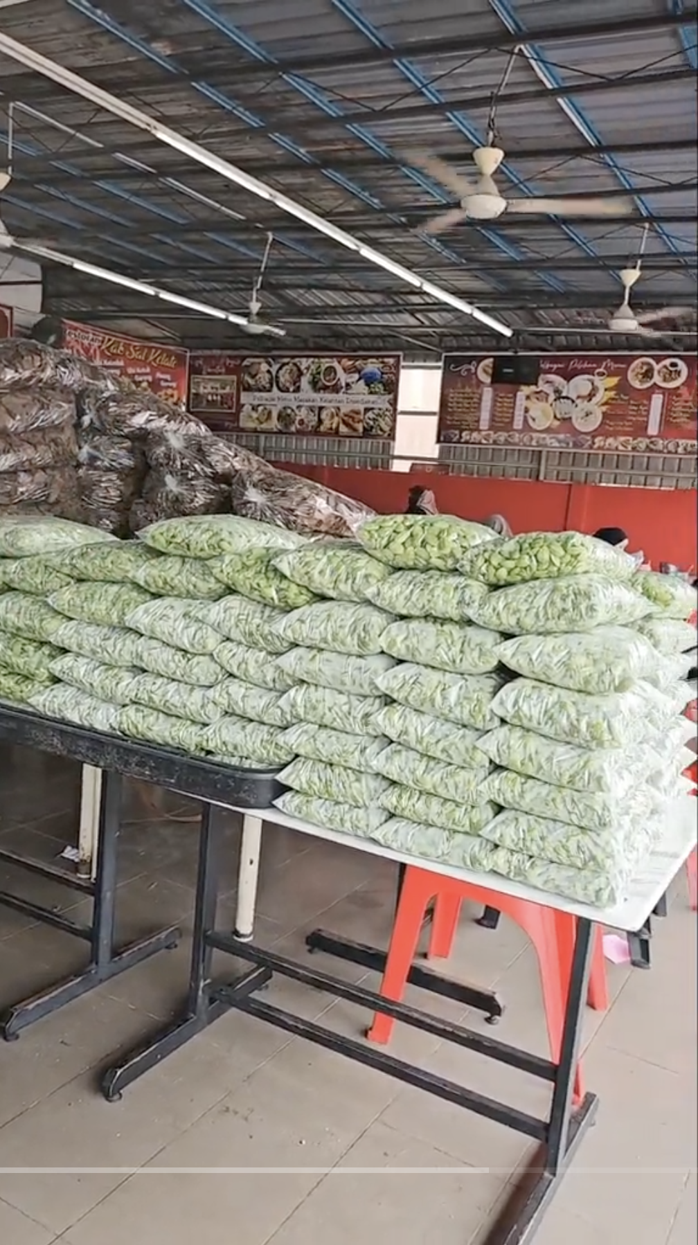 Kelantan man earns rm60k a month by selling petai sourced from thailand, netizens amazed | weirdkaya