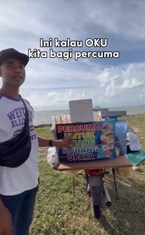 Msian ice cream vendor giving out free ice cream to disabled customers