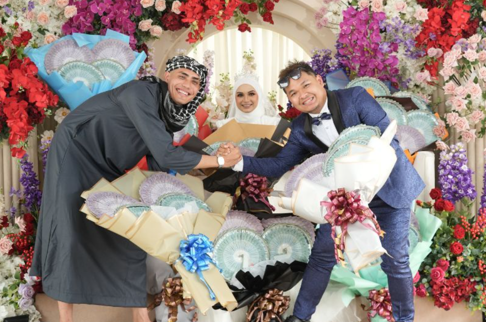 M'sian influencer gives close friend rm100k in cash at his wedding, says he's grateful for their friendship