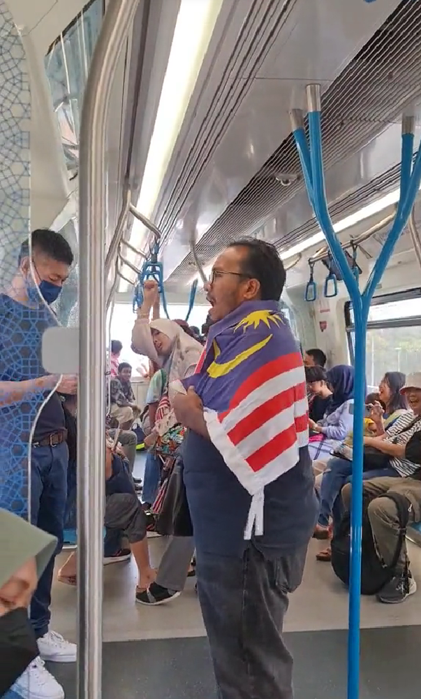Group of m'sians spotted singing 'tanggal 31' spontaneously inside mrt on merdeka day