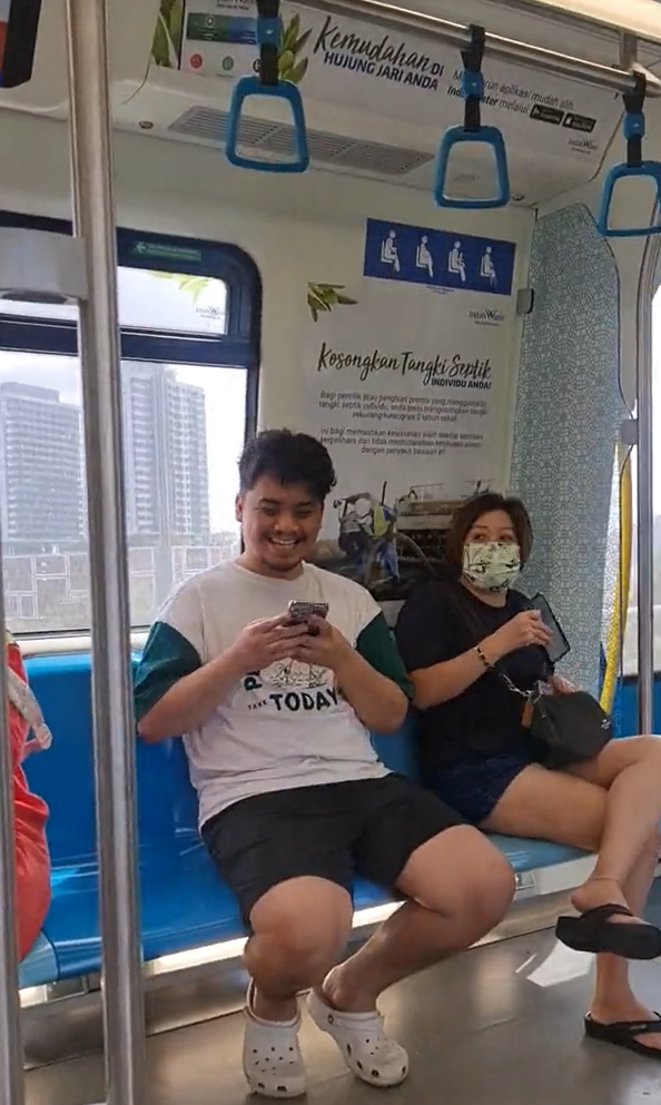 Group of m'sians spotted singing 'tanggal 31' spontaneously inside mrt on merdeka day