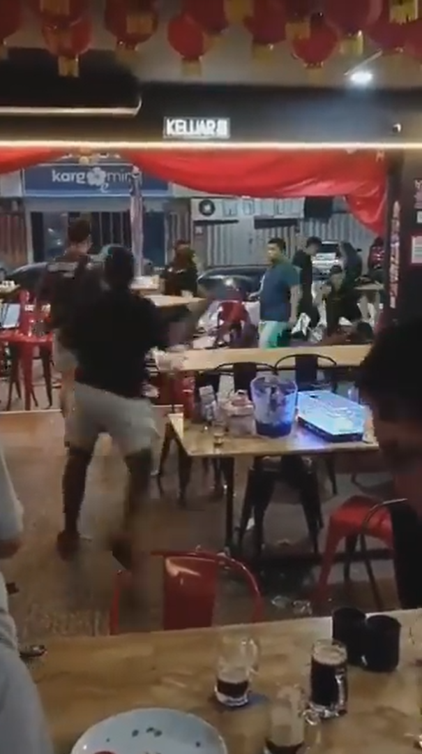 Brawl breaks out at restaurant in banting after group of men allegedly harassed another man's girlfriend 2
