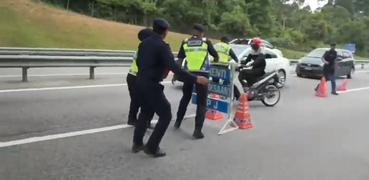 Jpj officer sent flying after motorcyclist rams into him at roadblock in negri sembilan