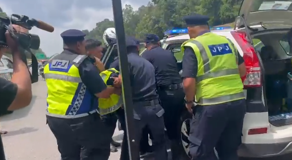 Jpj officer sent flying after motorcyclist rams into him at roadblock in negri sembilan