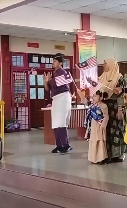 M'sian teacher uses sign language to teach students 'jalur gemilang' lyrics, earns praise from netizens