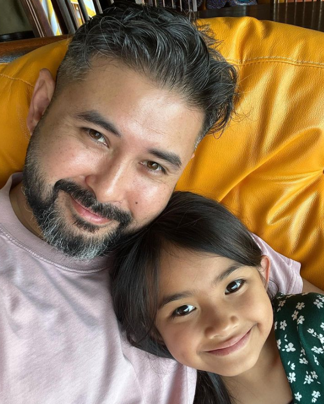 Johor crown prince tunku ismail sultan ibrahim and his family and his daughter