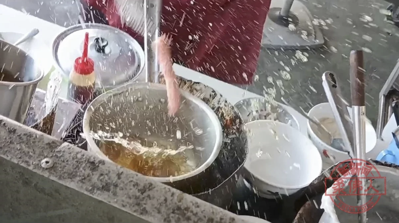 M’sian woman suffers burns after sausage ‘explodes’ inside frying pan | weirdkaya