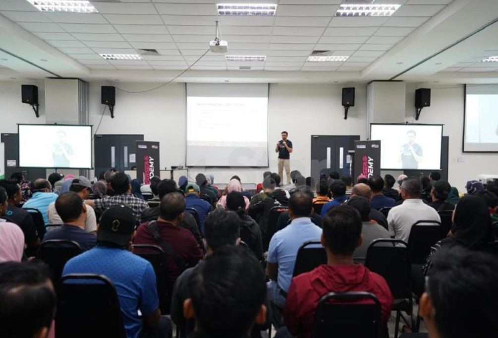 Msian lecturer giving talk to students