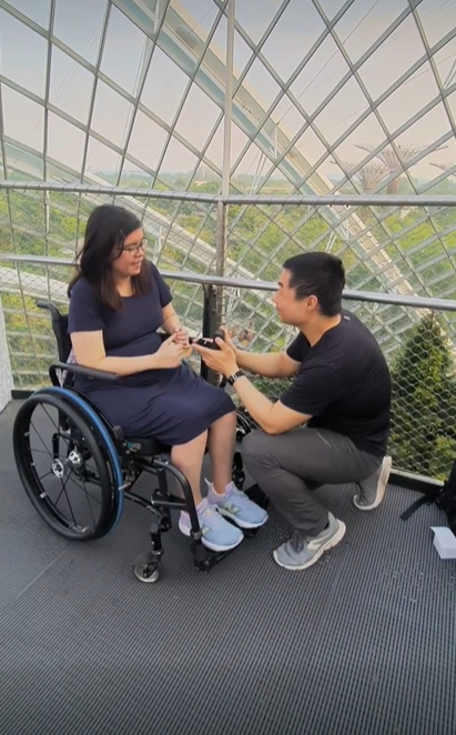 Xie peng proposes to heather wong