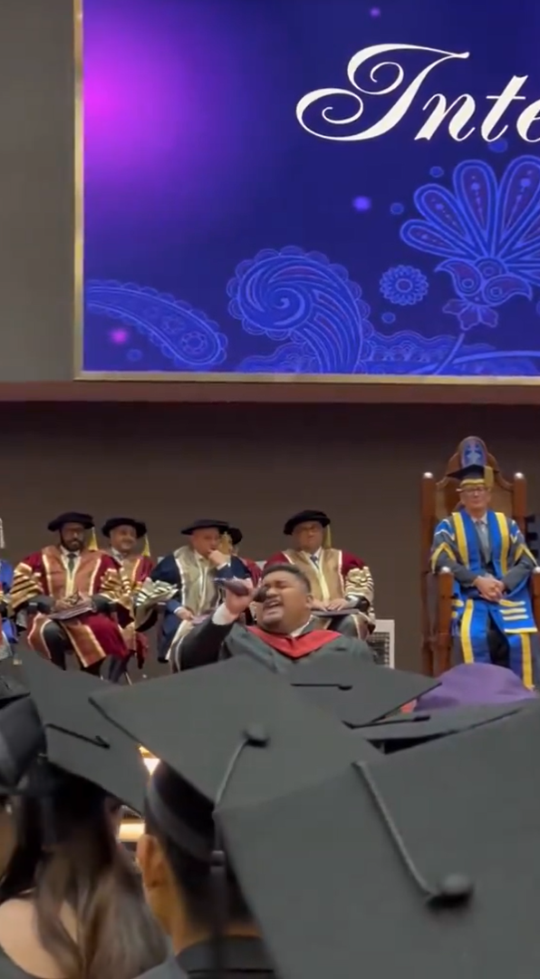 M'sian grad sings during convocation ceremony