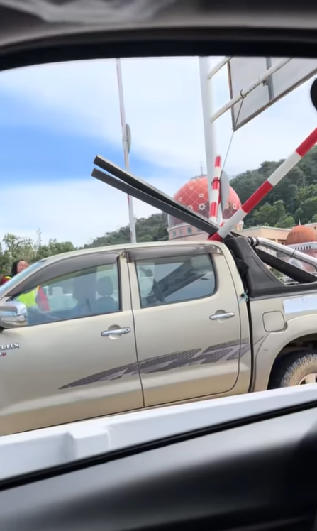 Toll booth staff confronting hilux driver who broke height barrier