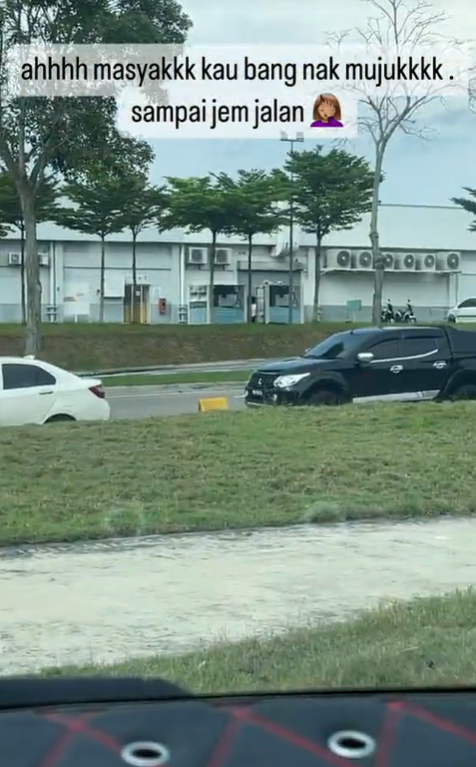 Cars caught in 'traffic jam' due to couple's argument in jb