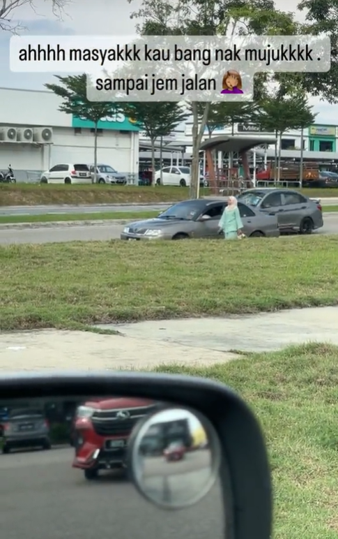 M'sian woman walks barefoot by the roadside while partner tries to 'pujuk' her