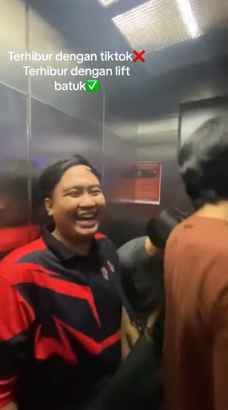 M'sian students couldn't control their laughter after hearing the coughing sound the lift makes when it closes.