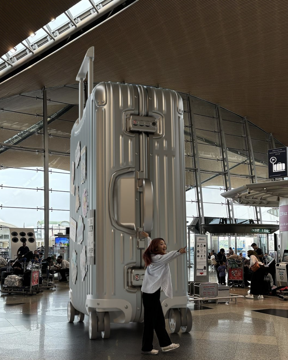 We’ve all seen big luggages at the airport, but this one? You’ll never guess what it’s about