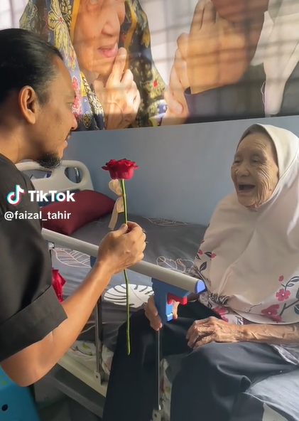 M'sian singer faizal tahir brightens old woman's day with a rose and it's the sweetest thing ever