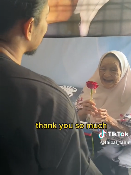 M'sian singer faizal tahir brightens old woman's day with a rose and it's the sweetest thing ever