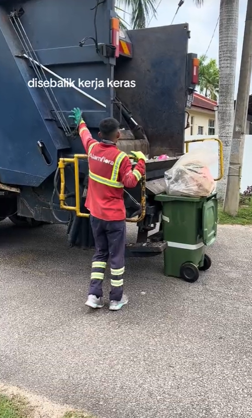 20yo m'sian works as rubbish collector to support family, says he's happy with the job