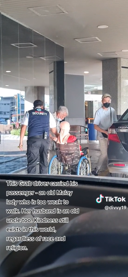 M’sian grab driver assists elderly woman, gets praised by netizens