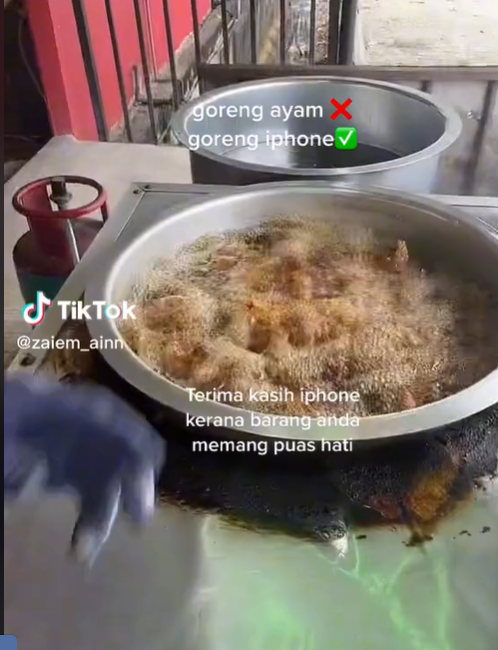 M'sian fried chicken seller accidentally drops iphone13 into hot oil while tiktoking
