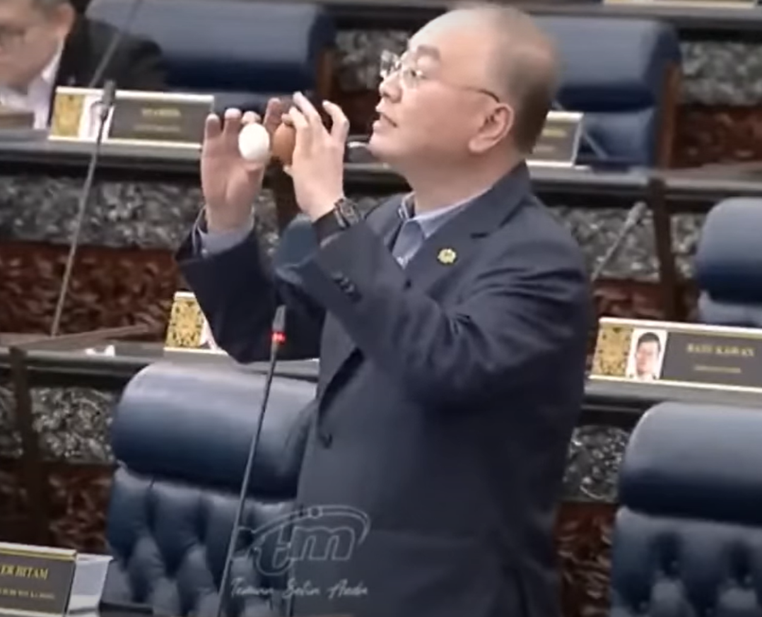 Wee ka siong amuses parliament by bringing 3 eggs to debate about egg prices