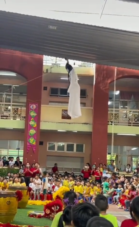 Ghost-like chang'e flying in mid-autumn festival performance